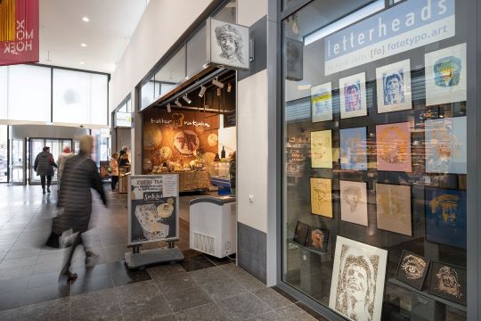 Omgeving wenselijk Herinnering Expo foto's van Fototypo [Huub Smits] in leegstaande winkels -  Bastion-Oranje, Den Bosch